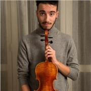 Studente iscritto al secondo anno del triennio accademico di pianoforte e di madrelingua italiana impartisce lezioni di violino, italiano e pianoforte
